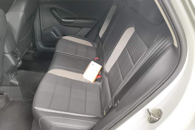 Used Volkswagen T-ROC 2019 230TSI DSG Two-Wheel-Drive Advanced Version China VI Standard Left Rear Seat