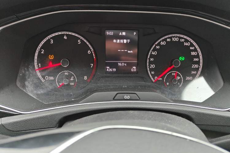 Used Volkswagen T-ROC 2019 280TSI DSG Four-Wheel Drive Comfort Version China V Emission Standard Odometer Close Up