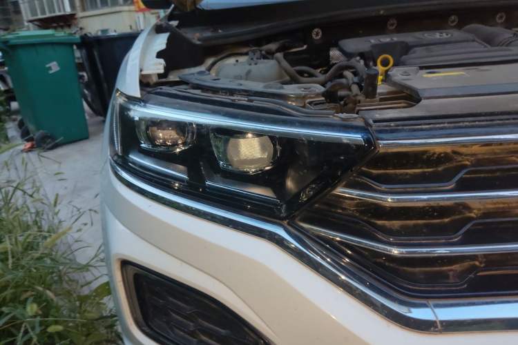 Used Volkswagen T-ROC 2019 230TSI DSG Two-Wheel-Drive Advanced Version China VI Standard Right Front Headlight
