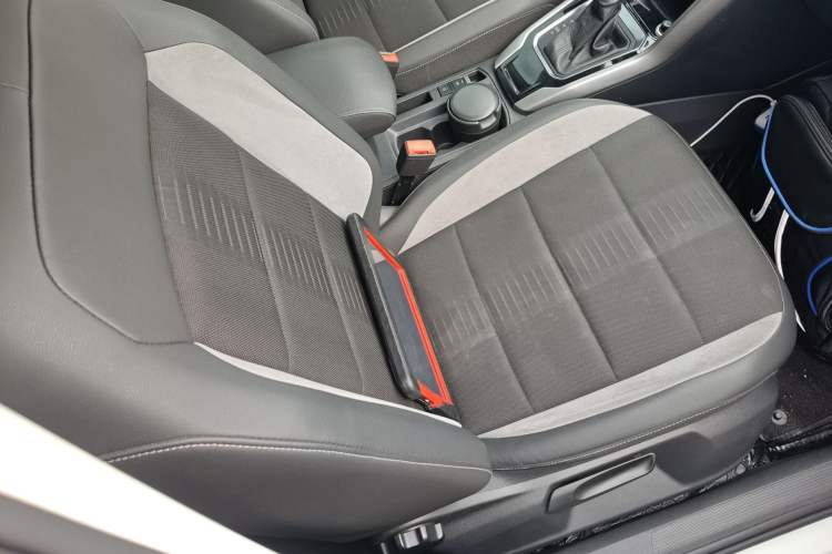 Used Volkswagen T-ROC 2019 230TSI DSG Two-Wheel-Drive Advanced Version China VI Standard Right Front Seat