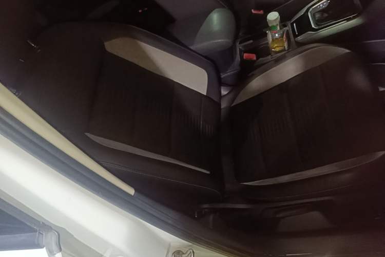 Used Volkswagen T-ROC 2019 230TSI DSG Two-Wheel-Drive Advanced Version China VI Standard Right Front Seat