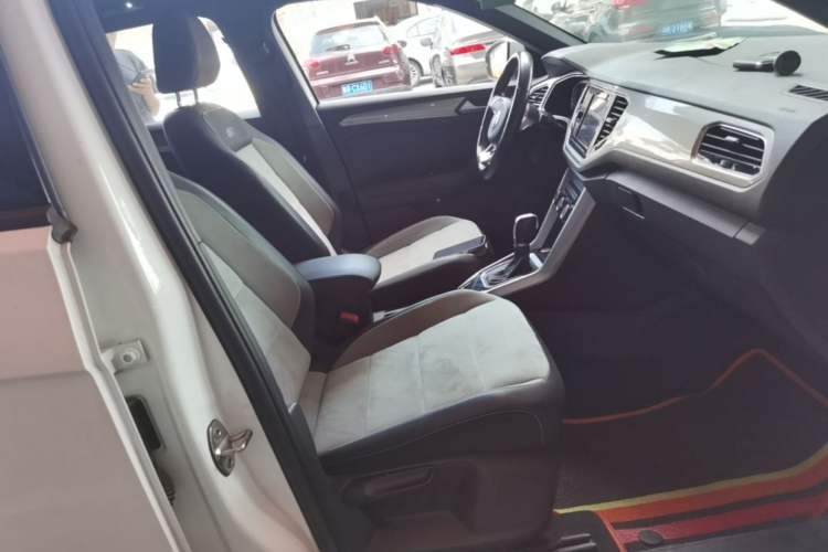 Used Volkswagen T-ROC 2019 280TSI DSG Two-Wheel Drive R-Line Pro Right Front Seat