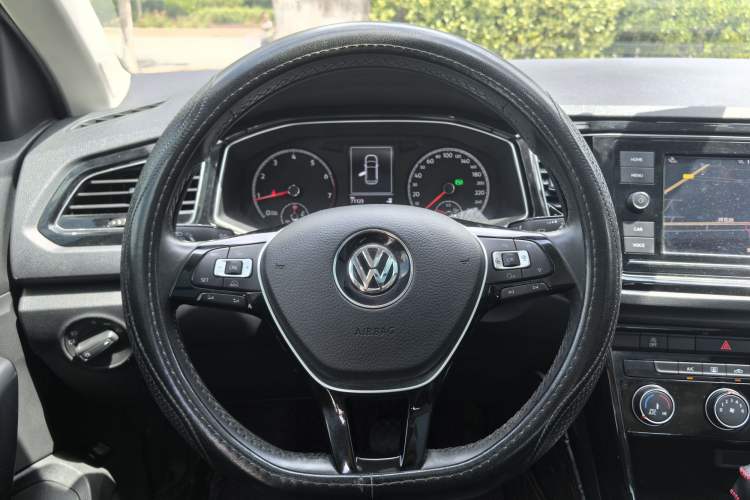 Used Volkswagen T-ROC 2019 280TSI DSG Two-Wheel Drive Comfort Version China VI Standard Steering Wheel