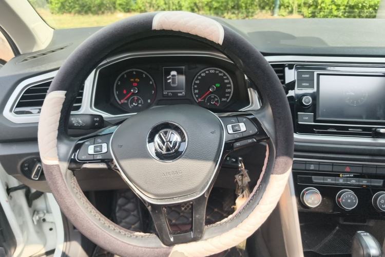 Used Volkswagen T-ROC 2019 230TSI DSG Two-Wheel-Drive Advanced Version China VI Standard Steering Wheel