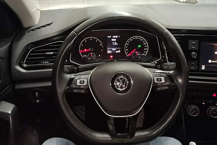 Used Volkswagen T-ROC 2019 280TSI DSG Two-Wheel Drive Comfort Version China VI Standard Steering Wheel