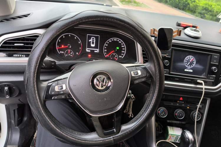 Used Volkswagen T-ROC 2019 230TSI DSG Two-Wheel-Drive Advanced Version China VI Standard Steering Wheel