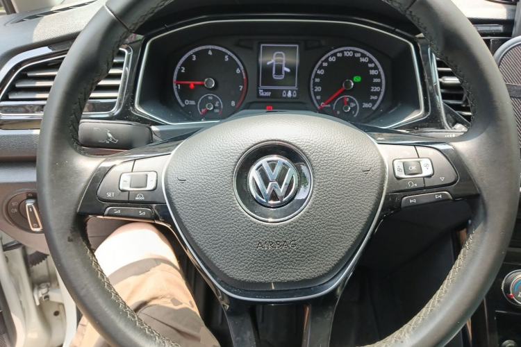 Used Volkswagen T-ROC 2019 280TSI DSG Two-Wheel Drive Comfort Version China VI Standard Steering Wheel