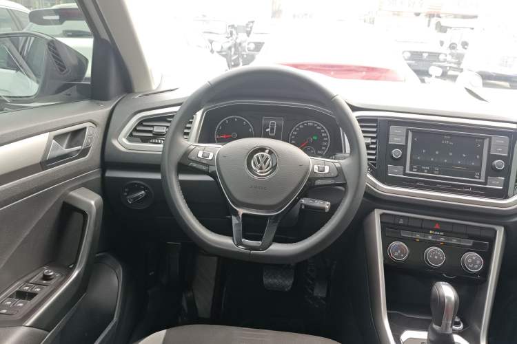 Used Volkswagen T-ROC 2019 230TSI DSG Two-Wheel-Drive Advanced Version China VI Standard Steering Wheel