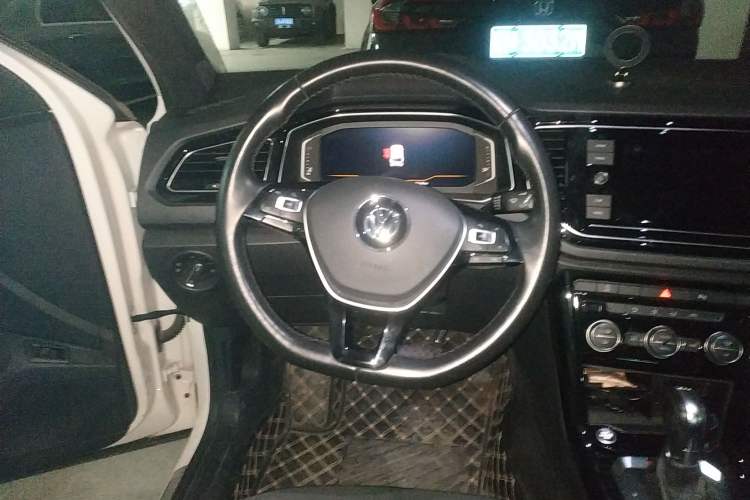 Used Volkswagen T-ROC 2019 280TSI DSG Four-Wheel Drive Luxury Version China V Standard Steering Wheel