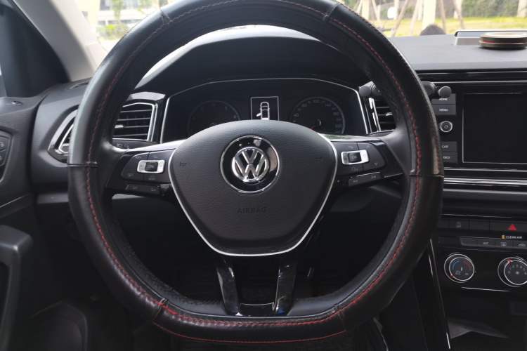 Used Volkswagen T-ROC 2019 280TSI DSG Two-Wheel Drive Comfort Version China VI Standard Steering Wheel