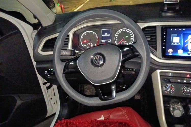 Used Volkswagen T-ROC 2019 230TSI DSG Two-Wheel Drive Fashion Edition China VI Standard Steering Wheel