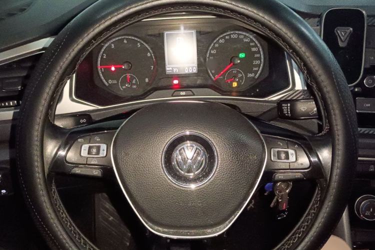 Used Volkswagen T-ROC 2019 230TSI DSG Two-Wheel-Drive Advanced Version China VI Standard Steering Wheel