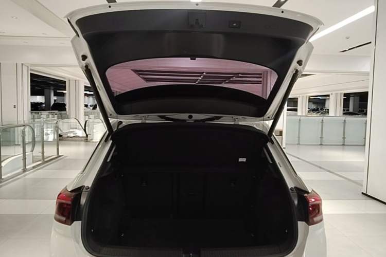 Used Volkswagen T-ROC 2019 280TSI DSG Two-Wheel Drive Comfort Version China VI Standard Trunk