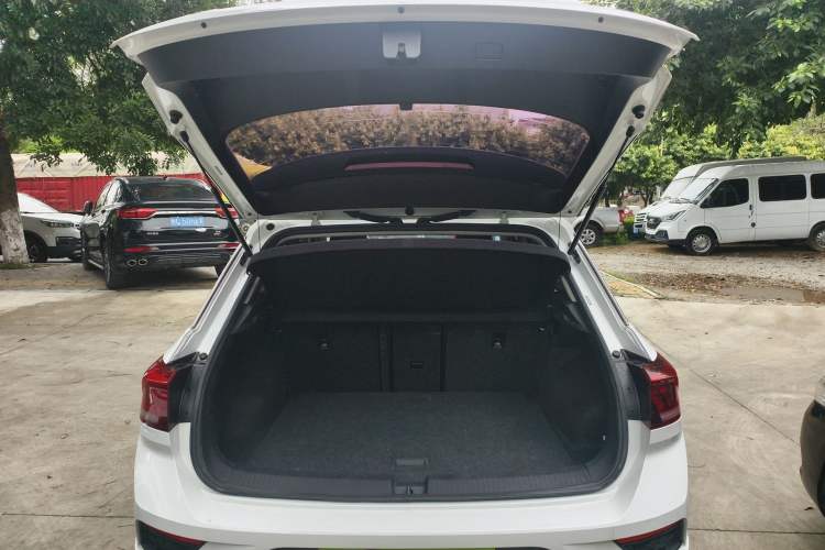 Used Volkswagen T-ROC 2019 230TSI DSG Two-Wheel-Drive Advanced Version China VI Standard Trunk