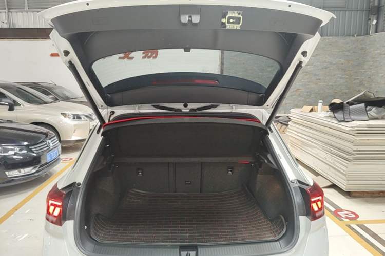 Used Volkswagen T-ROC 2019 280TSI DSG Two-Wheel-Drive Luxury Version China V Emission Standard Trunk