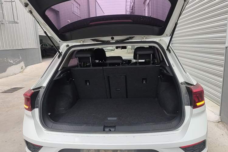Used Volkswagen T-ROC 2019 230TSI DSG Two-Wheel-Drive Advanced Version China VI Standard Trunk