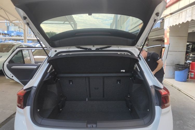 Used Volkswagen T-ROC 2019 230TSI DSG Two-Wheel-Drive Advanced Version China VI Standard Trunk