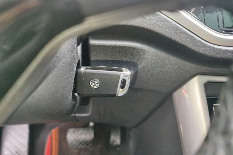 Used Volkswagen T-ROC 2019 230TSI DSG Two-Wheel-Drive Advanced Version China VI Standard Vehicle Key