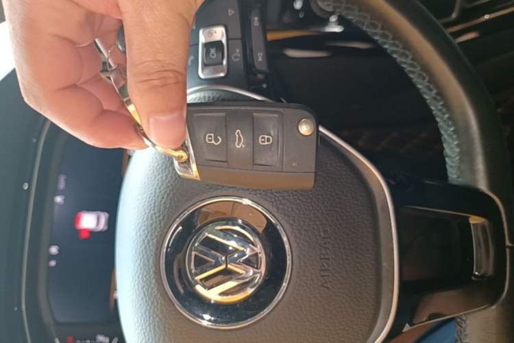 Used Volkswagen T-ROC 2019 280TSI DSG Four-Wheel Drive Luxury Version China V Standard Vehicle Key