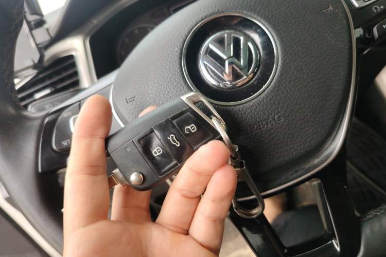 Used Volkswagen T-ROC 2019 230TSI DSG Two-Wheel-Drive Advanced Version China VI Standard Vehicle Key