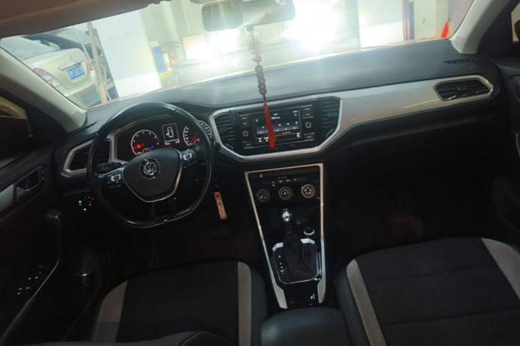 Used Volkswagen T-ROC 2019 230TSI DSG Two-Wheel-Drive Advanced Version China VI Standard Center Console