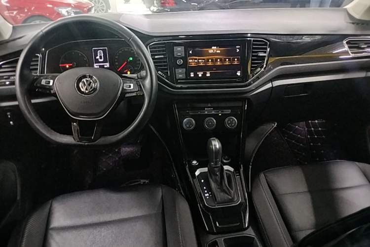 Used Volkswagen T-ROC 2019 280TSI DSG Two-Wheel Drive Comfort Version China VI Standard Center Console