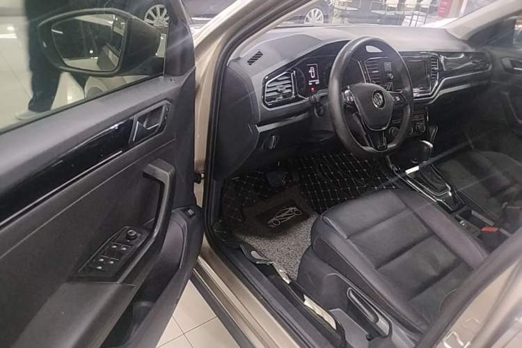 Used Volkswagen T-ROC 2019 280TSI DSG Two-Wheel Drive Comfort Version China VI Standard Driver Seat
