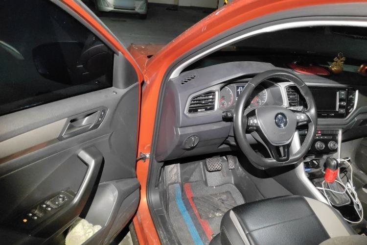 Used Volkswagen T-ROC 2019 230TSI DSG Two-Wheel-Drive Advanced Version China VI Standard Driver Seat