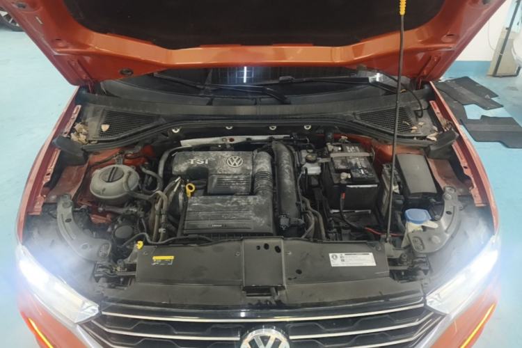 Used Volkswagen T-ROC 2019 230TSI DSG Two-Wheel-Drive Advanced Version China VI Standard Engine Bay
