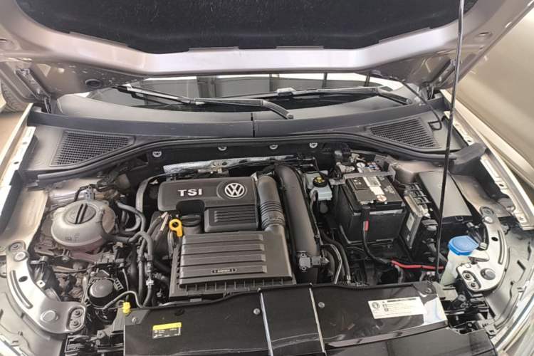 Used Volkswagen T-ROC 2019 230TSI DSG Two-Wheel-Drive Advanced Version China VI Standard Engine Bay