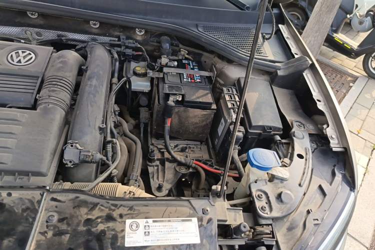 Used Volkswagen T-ROC 2019 230TSI DSG Two-Wheel-Drive Advanced Version China VI Standard Engine Bay Left