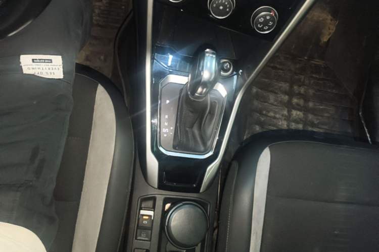 Used Volkswagen T-ROC 2019 230TSI DSG Two-Wheel-Drive Advanced Version China VI Standard Gear Lever