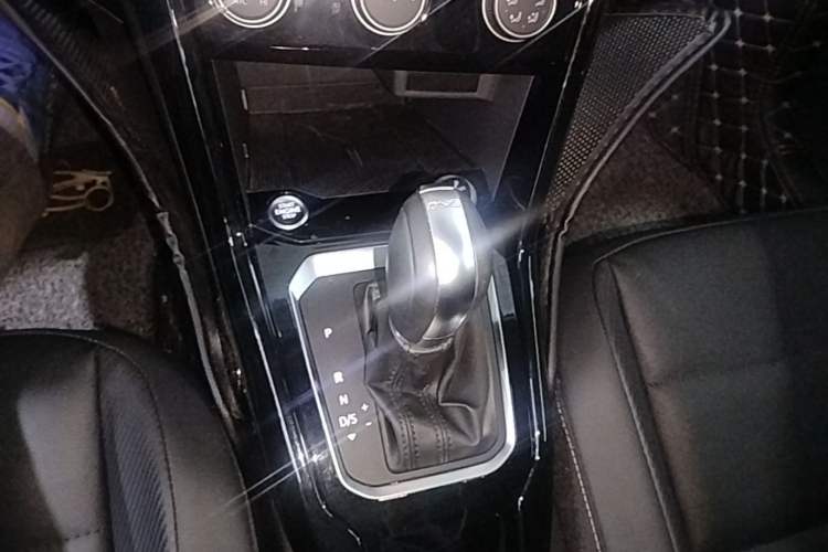 Used Volkswagen T-ROC 2019 280TSI DSG Two-Wheel Drive Comfort Version China VI Standard Gear Lever