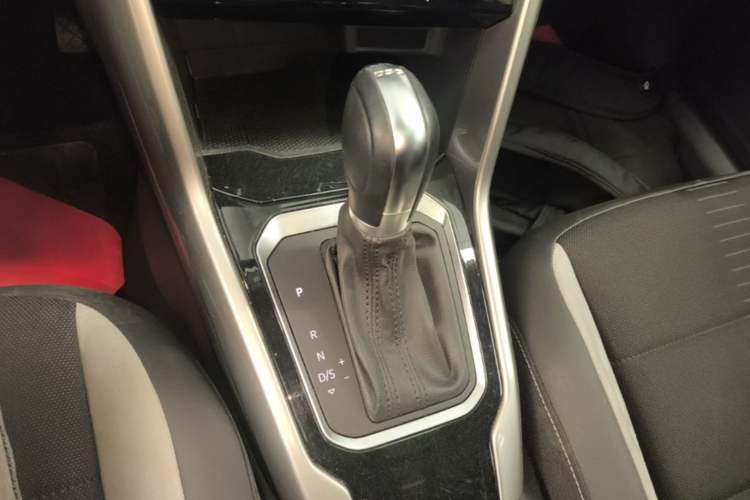 Used Volkswagen T-ROC 2019 230TSI DSG Two-Wheel-Drive Advanced Version China VI Standard Gear Lever