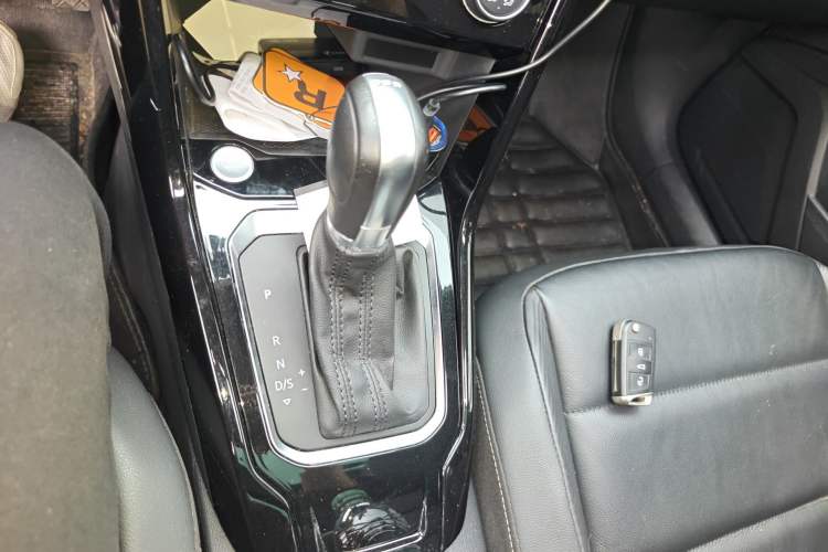 Used Volkswagen T-ROC 2019 280TSI DSG Two-Wheel Drive Comfort Version China VI Standard Gear Lever