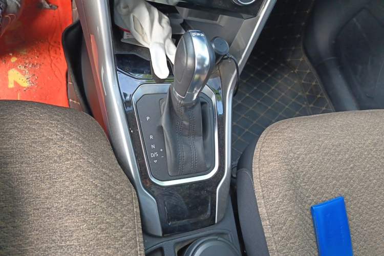 Used Volkswagen T-ROC 2019 230TSI DSG Two-Wheel-Drive Advanced Version China VI Standard Gear Lever