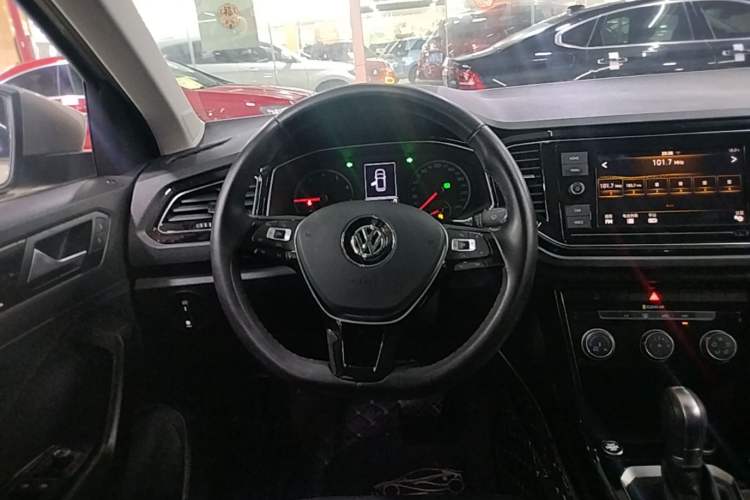 Used Volkswagen T-ROC 2019 280TSI DSG Two-Wheel Drive Comfort Version China VI Standard Steering Wheel