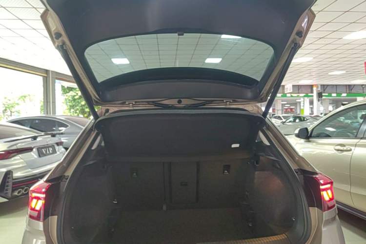 Used Volkswagen T-ROC 2019 280TSI DSG Two-Wheel Drive Comfort Version China VI Standard Trunk