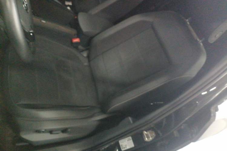 Used Volkswagen T-ROC 2020 280TSI DSG Two-Wheel-Drive Luxury Version Interior 4