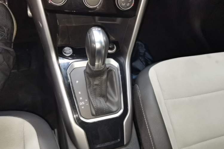 Used Volkswagen T-ROC 2020 280TSI DSG Two-Wheel Drive R-Line Pro Gear Lever