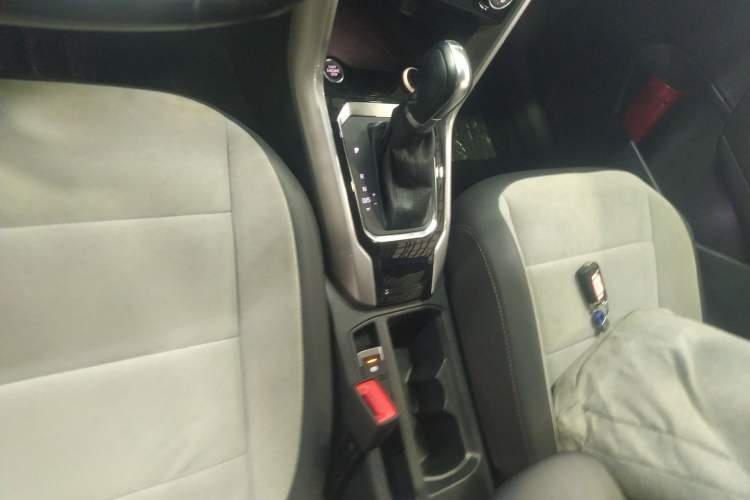 Used Volkswagen T-ROC 2020 280TSI DSG Two-Wheel Drive R-Line Pro Gear Lever