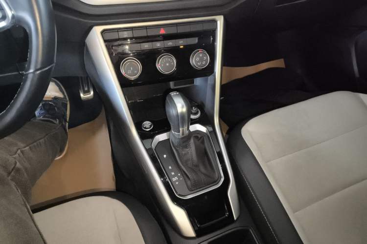 Used Volkswagen T-ROC 2020 280TSI DSG Two-Wheel Drive R-Line Pro Gear Lever