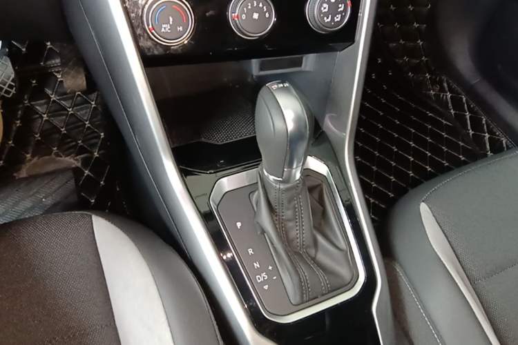 Used Volkswagen T-ROC 2020 230TSI DSG Two-Wheel Drive Advanced Version Gear Lever