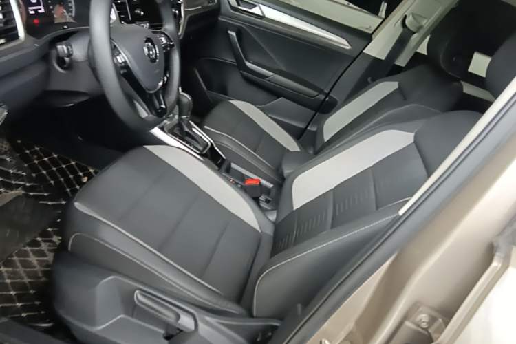 Used Volkswagen T-ROC 2020 230TSI DSG Two-Wheel Drive Advanced Version Left Front Seat