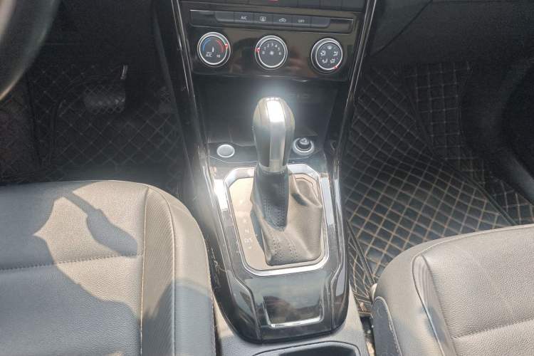 Used Volkswagen T-ROC 2020 280TSI DSG Two-Wheel Drive Comfort Version Gear Lever