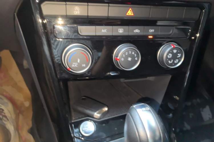 Used Volkswagen T-ROC 2020 280TSI DSG Two-Wheel Drive Comfort Version Audio And AC Panel