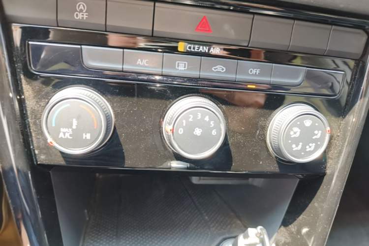 Used Volkswagen T-ROC 2020 280TSI DSG Two-Wheel Drive Comfort Version Audio And AC Panel