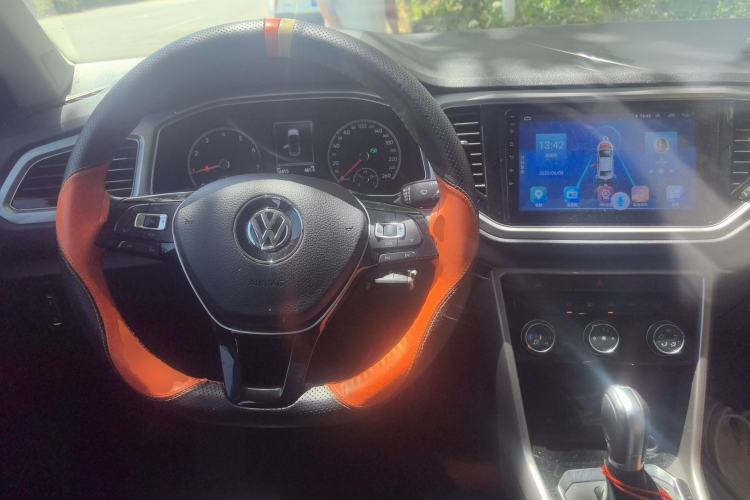 Used Volkswagen T-ROC 2020 230TSI DSG Two-Wheel Drive Advanced Version Center Console