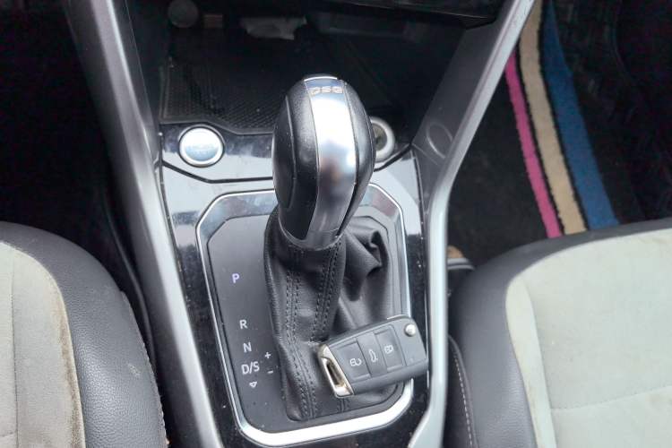 Used Volkswagen T-ROC 2020 280TSI DSG Two-Wheel Drive R-Line Pro Gear Lever