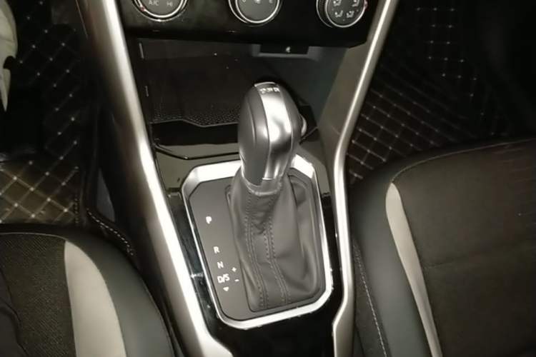 Used Volkswagen T-ROC 2020 230TSI DSG Two-Wheel Drive Advanced Version Gear Lever
